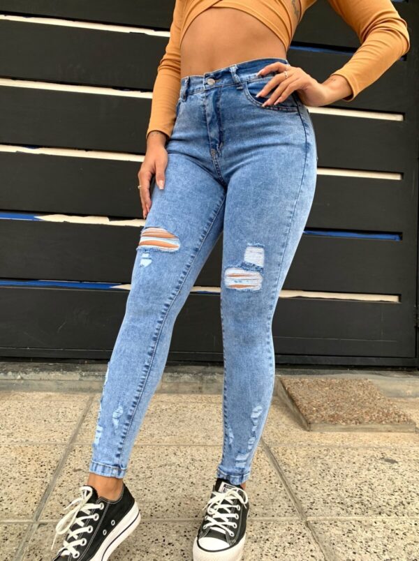 Jean Chupín Elastizado Azul Claro Nevado Con Roturas, foto 3