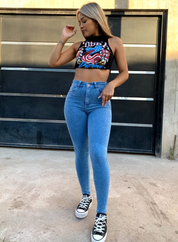Jean Clásico Recto Elastizado Celeste Con Costuras Blancas, foto 7